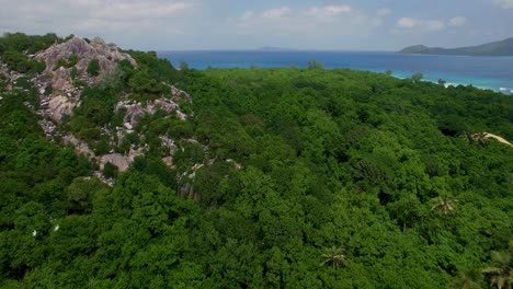 Vuelo-Sobre-Una-Isla-Tropical-Remota,-Sin-Personas-Solo-Animales