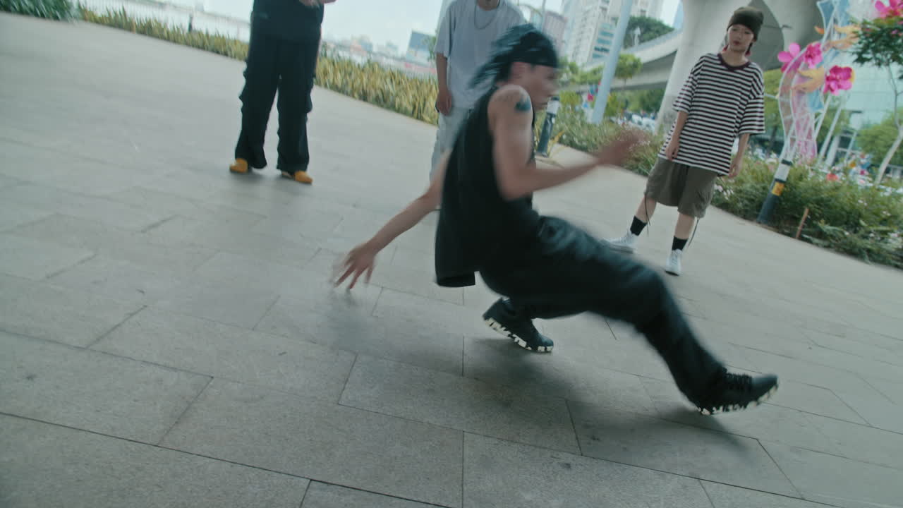 Breakdance-hold træner på gaden