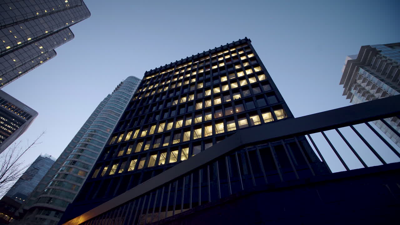 edificio de oficinas grande y moderno en el centro de la noche