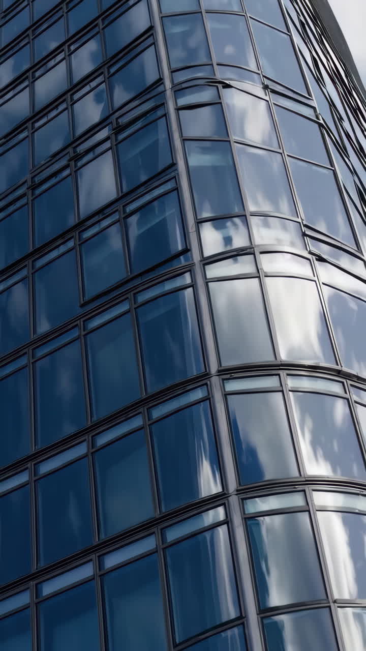 Fachada de cristal moderna de un rascacielos