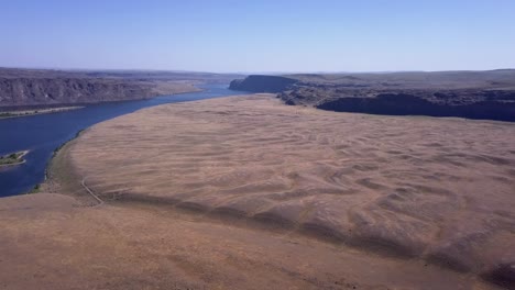 enormous riffles left on west bar, columbia river from ice age floods