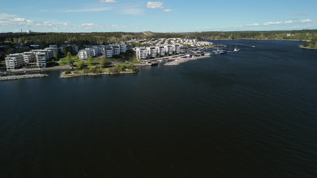 Flygfoto över en hamn i Lidingö, Stockholm.