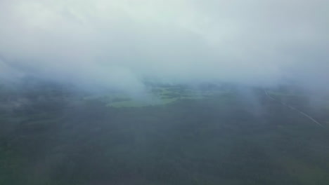 Una-Vista-De-Pájaro-De-Las-Nubes-Ofrece-Una-Vista-Amplia-Del-Exuberante-Bosque-Verde,-Creando-Un-Panorama-Impresionante-Que-Da-La-Impresión-De-Seres-Celestiales-Observando-El-Mundo.