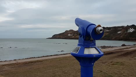 telescopio de vidrio espía en la playa de howth