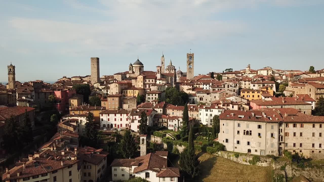 베르가모 (bergamo) - 이탈리아의 아름다운 도시 중 하나 - 도시 중심부와 역사적인 건물의 풍경