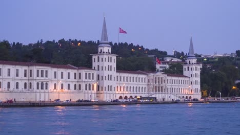 bandera turca y edificio histórico de la ciudad de estambul.