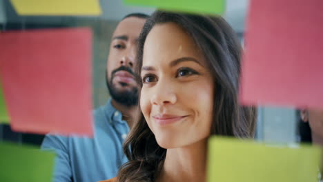 equipo de negocios creativos intercambiando ideas trabajando juntos compartiendo datos a altas horas de la noche después de las horas en una oficina de vidrio moderna