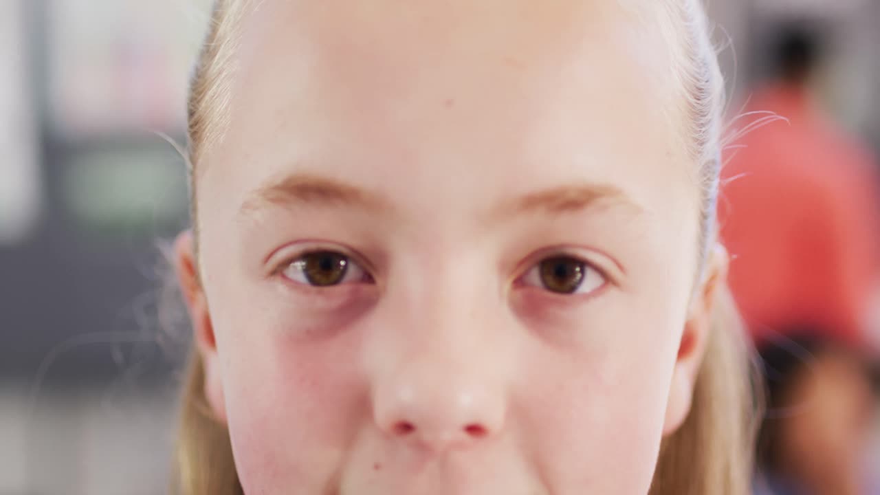 학교 교실 의 책상 에서 행복 한 백인 여학생 의 초상화