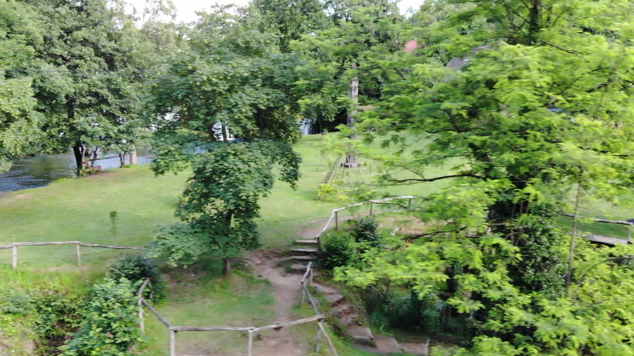 크로아티아 slunj 마을 근처의 rastoke에 있는 자연과 폭포의 공중 드론 샷