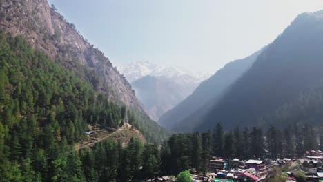 el vuelo de drones en el valle de himachal pradesh en la naturaleza no contaminada de las montañas inexploradas del himalaya revela un paisaje impresionante