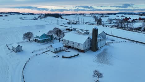 Granja-Rural-Cubierta-De-Nieve-Durante-El-Atardecer-De-Invierno-En-El-Campo-Americano