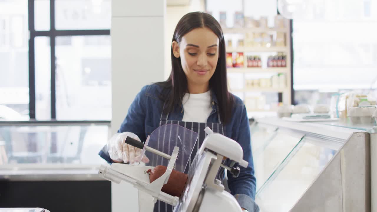 animación de una feliz camarera biracial usando una máquina de cortar carne