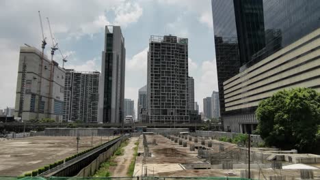 Büro--Und-Eigentumswohnungswolkenkratzer-Der-Stadt-Bangkok-Im-Bau,-Thailand