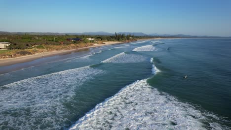 Olas-Espumosas-Del-Mar-Salpicando-La-Orilla-Arenosa-De-La-Playa-De-Torakina-En-Nueva-Gales-Del-Sur,-Australia---Toma-Aérea