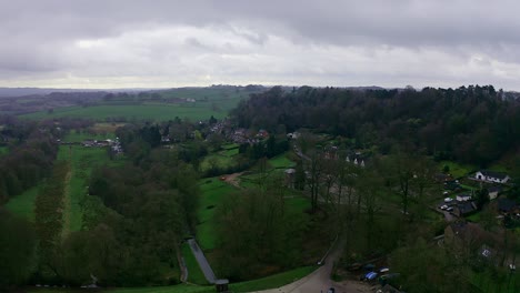 hermosa vista aérea, imágenes del lago rudyard en el parque nacional del distrito pico de derbyshire, fiesta popular, atracción turística con paseos en bote y deportes acuáticos, aguas tranquilas y tranquilas