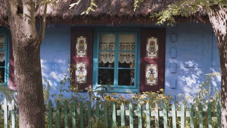 Old,-wooden-hut-in-Eastern-Europe