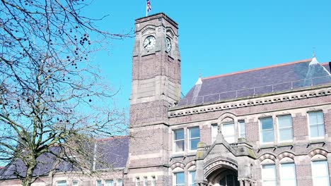 St-Helens-Merseyside-town-hall-building-exterior-clock-tower-street-scene,-Northwest-UK