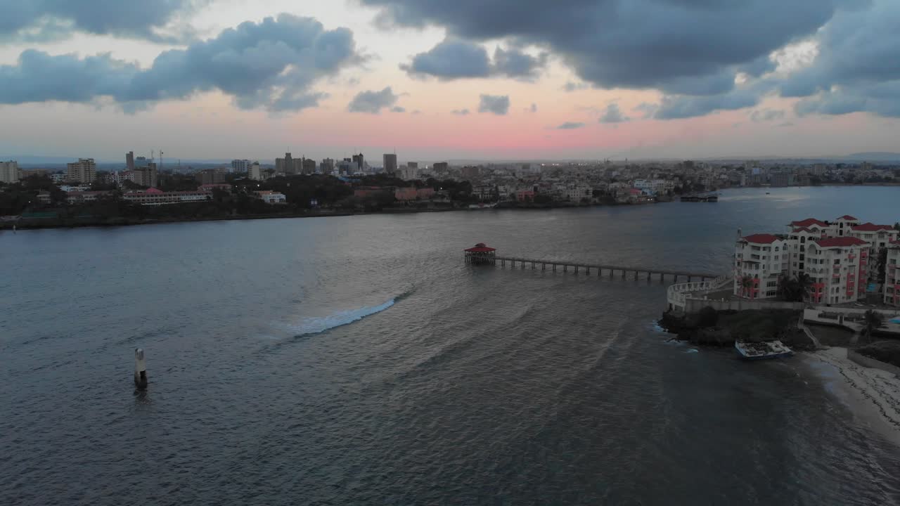 puesta de sol en el puerto viejo y la ciudad de mombasa