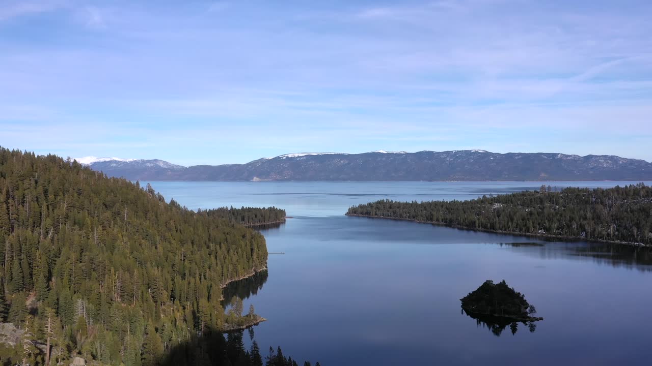 paisaje tranquilo en el lago tahoe, ee.uu. - toma aérea de drones