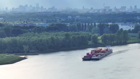 Ein-Beladenes-Containerschiff,-Das-Unter-Dunstigem-Grauem-Himmel-Auf-Dem-Fluss-Noord-Segelt,-Die-Niederlande