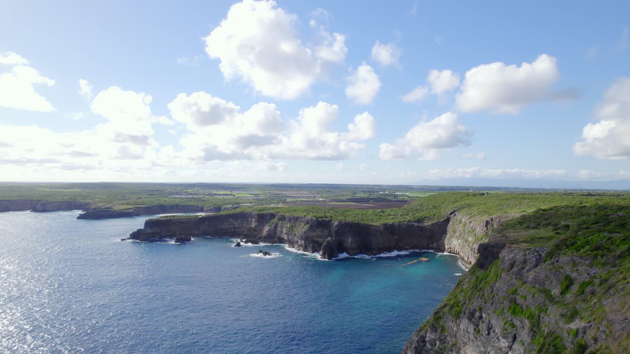 그란디 비지 절벽 (guadeloupe cliffs) 은 드론으로 찍은 사진이다.