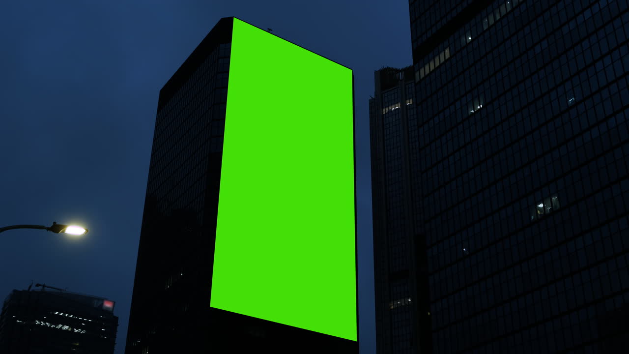 un gran cartel en el edificio comercial