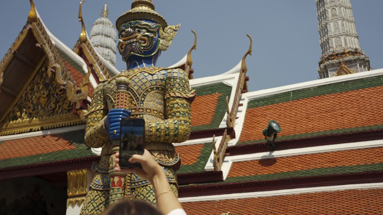 disparo en cámara lenta de un turista tomando una foto del templo del buda esmeralda