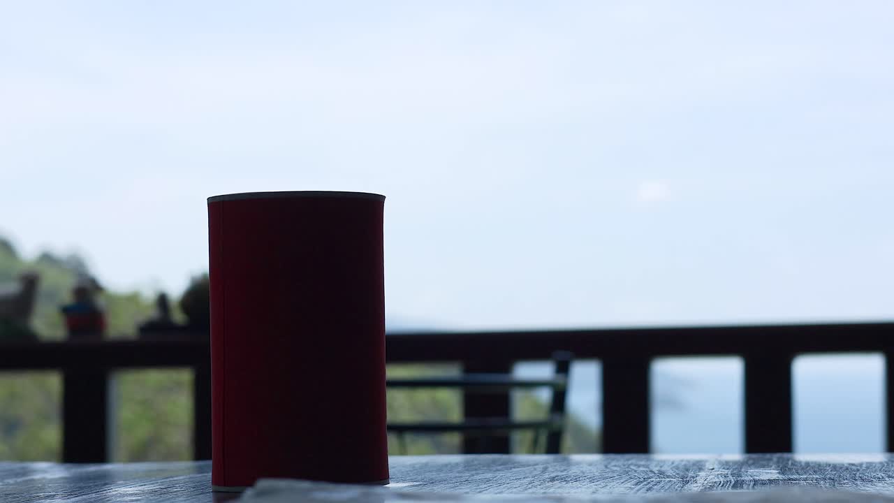 los lugares de la mano pueden en la mesa en phuket, tailandia