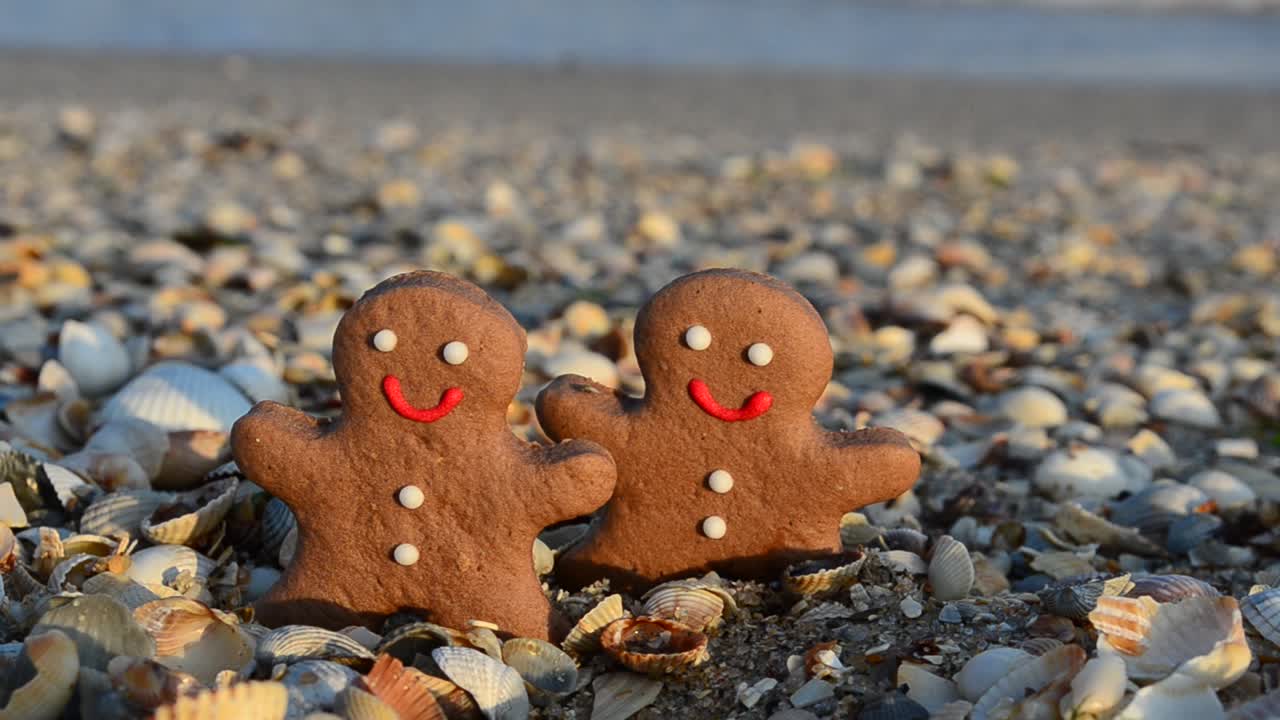 Piernikowe ludziki na plaży. Ujęcie latem.