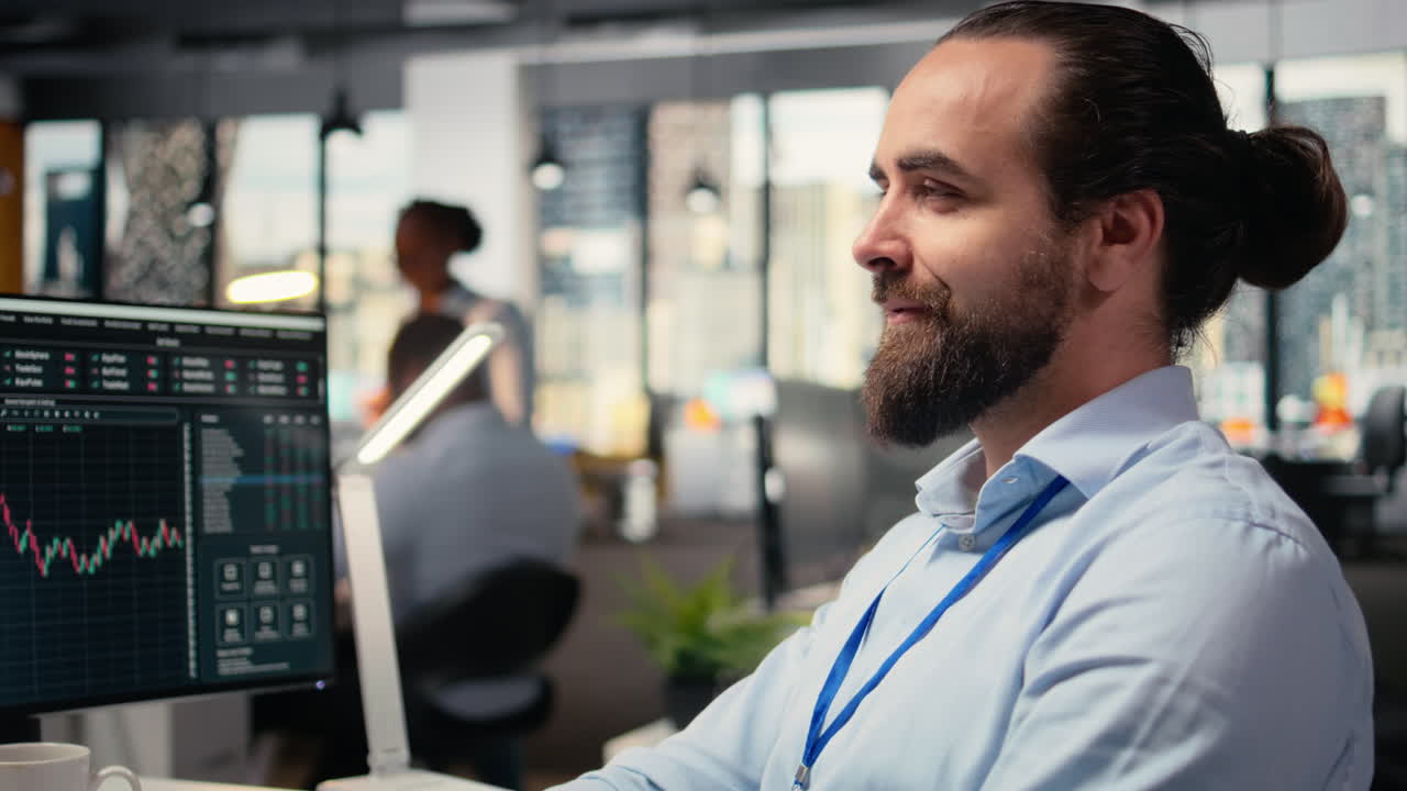 Trader Forex in ufficio che si motiva prima di impegnarsi in un investimento.