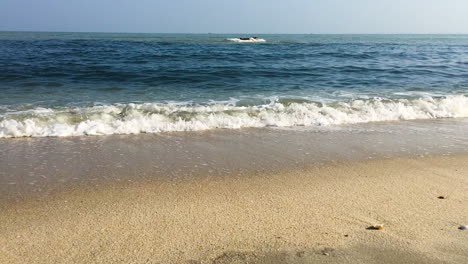 Schöne-Wellen-Aus-Dem-Meer-Am-Weißen-Sandstrand