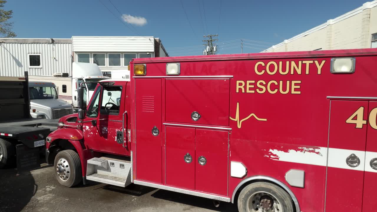 una vista de un vehículo de servicios médicos de emergencia desde la izquierda - tiro de retroceso