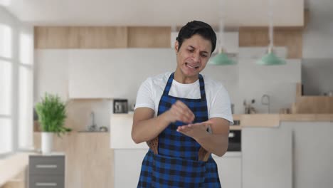 Cocinero-Indio-Enojado-Gritándole-A-Alguien