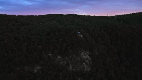 pan horizontal con dron, lugar bonito capilla anidada en las montañas, amanecer, fred w