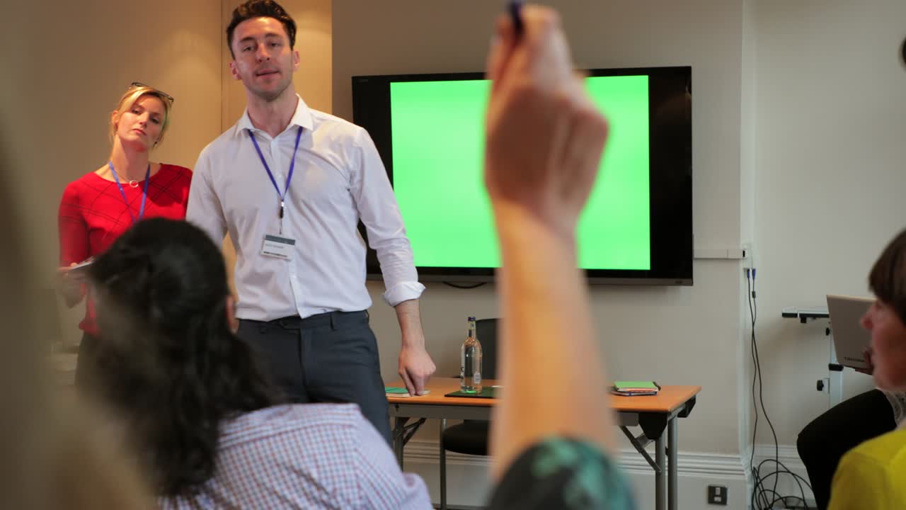 él es confiado cuando presenta