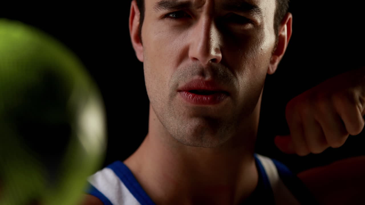 공을 들고 있는 결단력 있는 운동선수