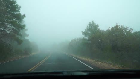 coche que viaja a través de la niebla