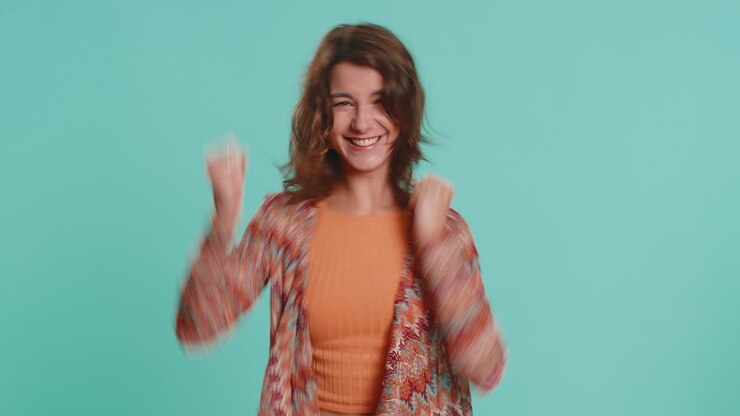 Felice giovane donna che celebra il successo vincendo il jackpot della lotteria di compleanno obiettivi raggiunti buone notizie