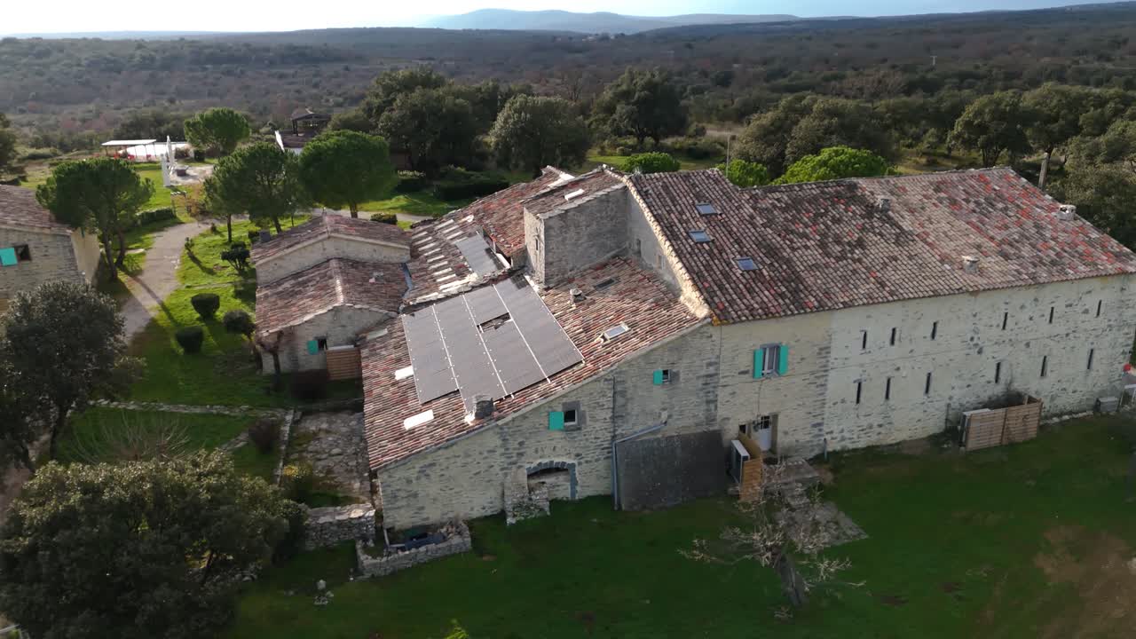 지붕에 태양광 패널이 설치된 오래된 프랑스 시골 농장 주택