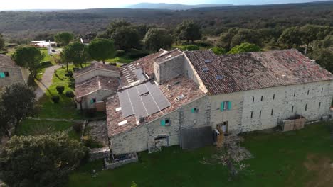 antiguas casas de campo francesas con paneles solares instalados en el techo