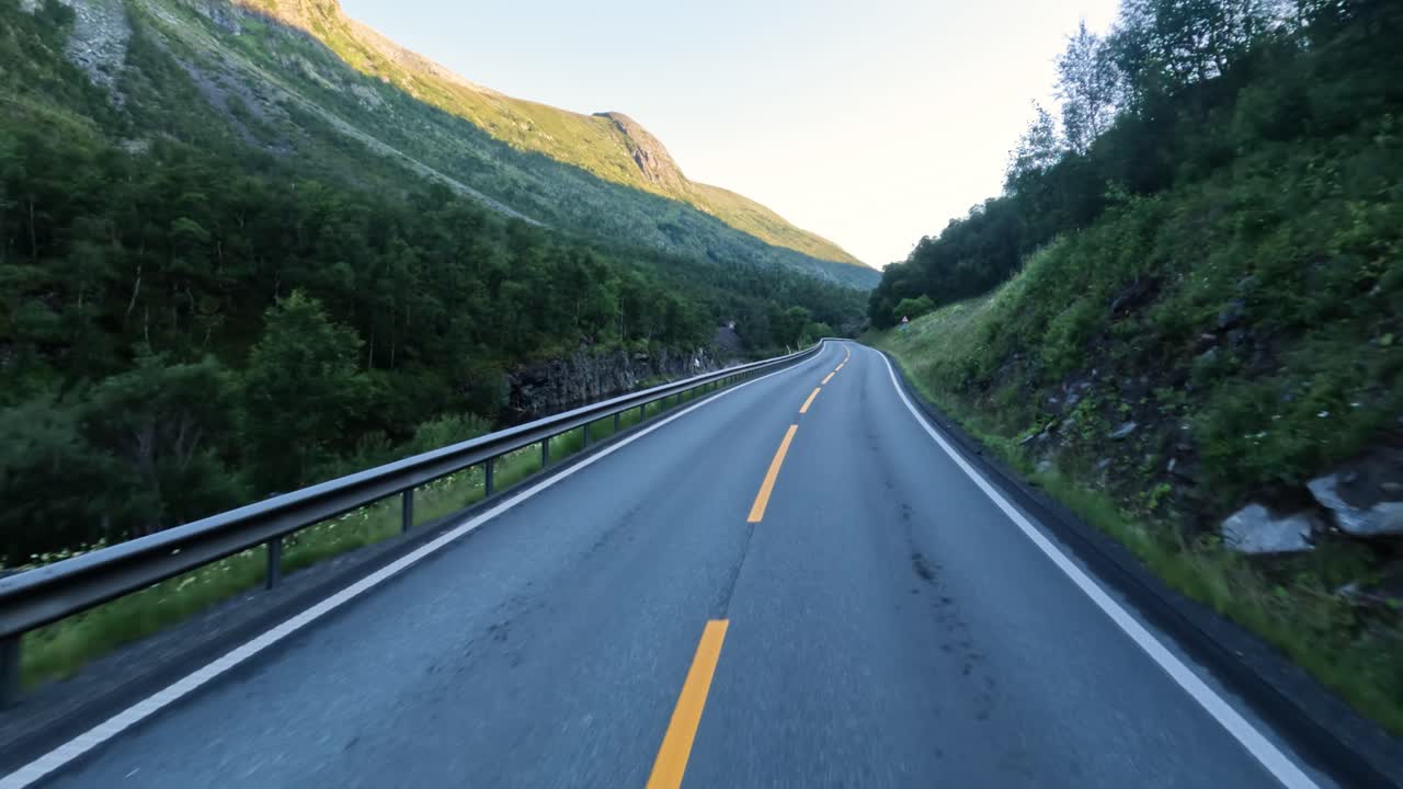 Punto di vista dal veicolo. Guidare un'auto su una strada in Norvegia