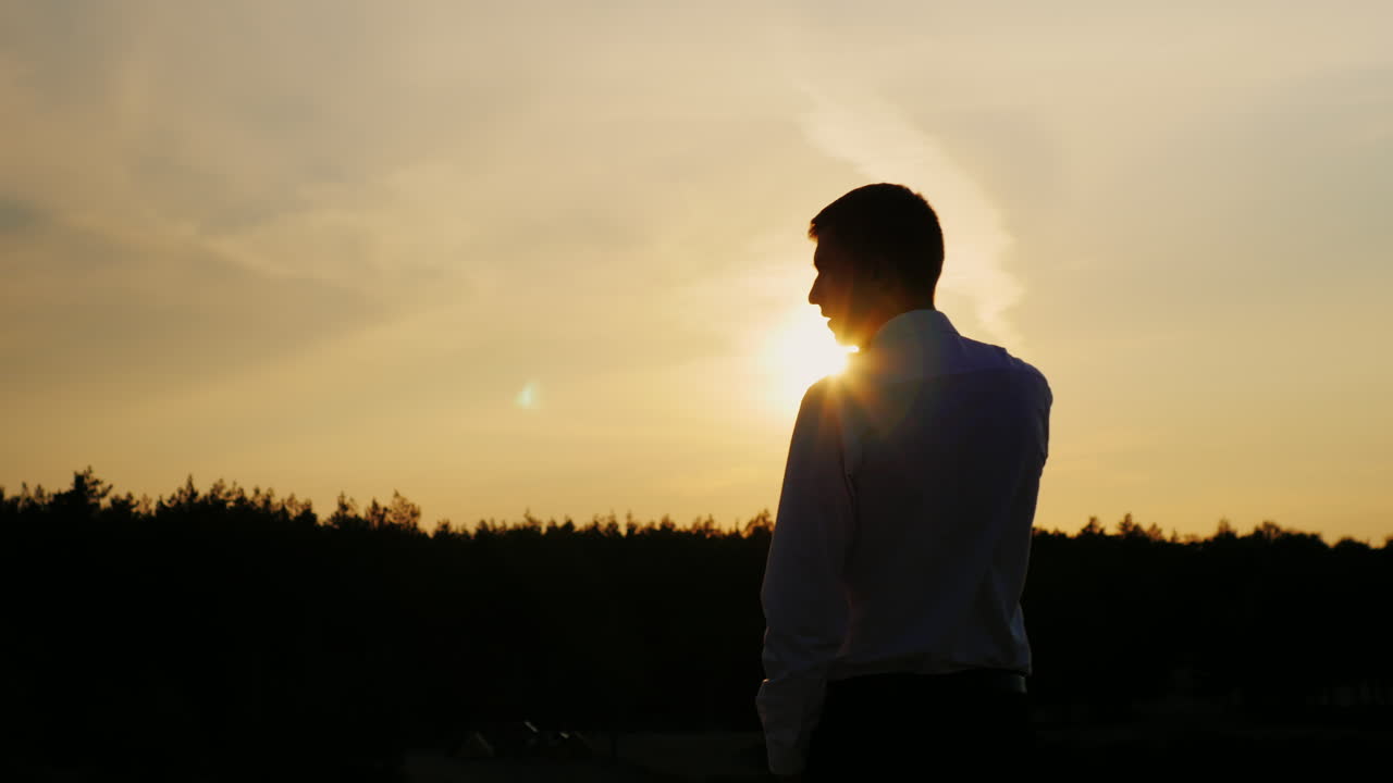 자신감 있는 사업가가 앞을 내다본다 1