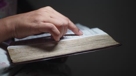 persona que lee un libro