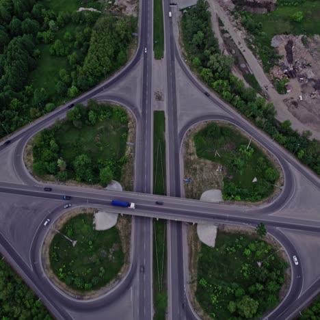 vista aérea del cruce de carreteras con coches en movimiento