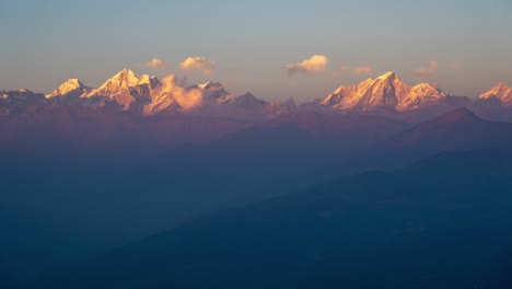 Un-Lapso-De-Tiempo-De-La-Puesta-De-Sol-Sobre-Las-Montañas-Del-Himalaya-Con-Nubes-Que-Pasan-Por-El-Cielo