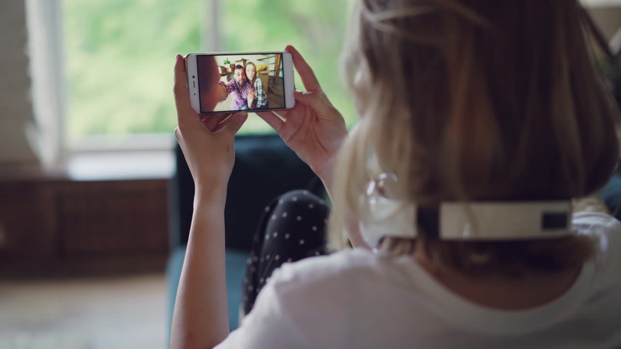 mujer haciendo una llamada de video en casa
