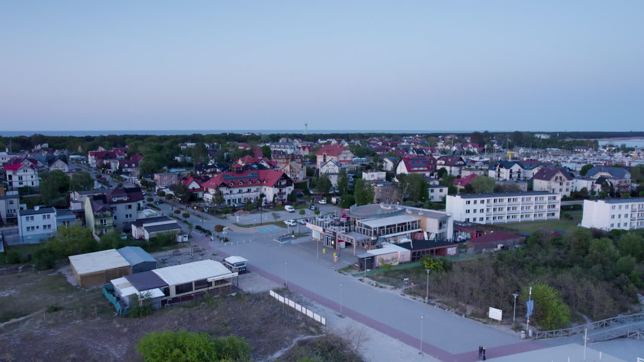 vista aérea de la ciudad turística de jastarnia en el condado de puck, voivodato de pomerania, norte de polonia al anochecer en un día de verano