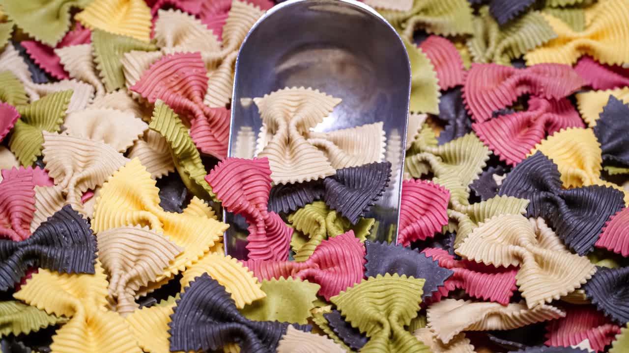 el fondo de pasta de la corbata farfalle de pasta de color.