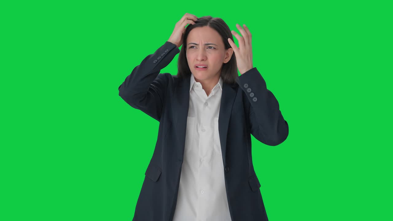 스트레스를 받고 긴장한 인도 여성 매니저는 녹색 화면을 생각