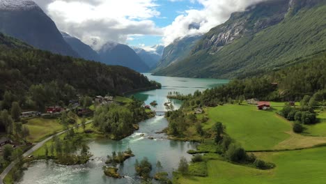 la hermosa naturaleza de noruega paisaje natural. imágenes aéreas del lago lovatnet y el valle de lodal.